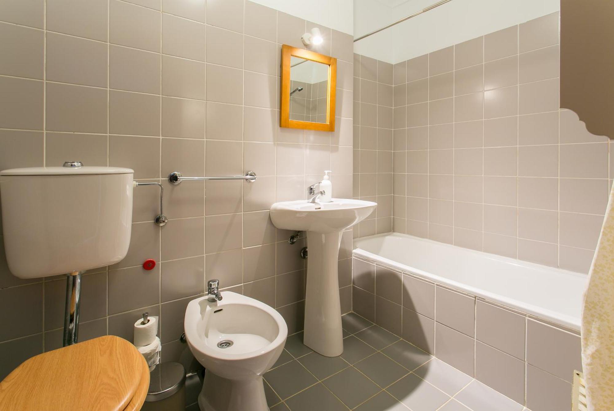Apartamento Central E Confortavel Junto Ao Bairro Da Graca リスボン エクステリア 写真